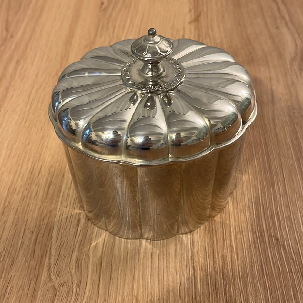 VTG Silver jewelry box lined with red velvet, with scalloped lid